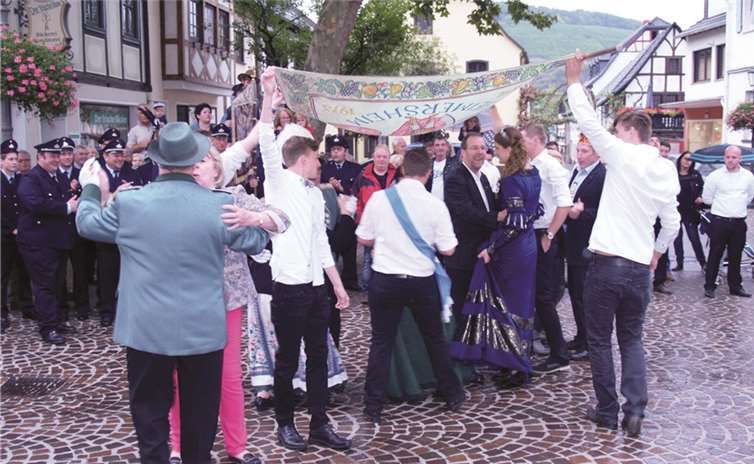 Nach der Messe stand Kaplan Andreas Kern der erste Tanz mit Weinkönigin Eva. I. zu. -SCHÜ-