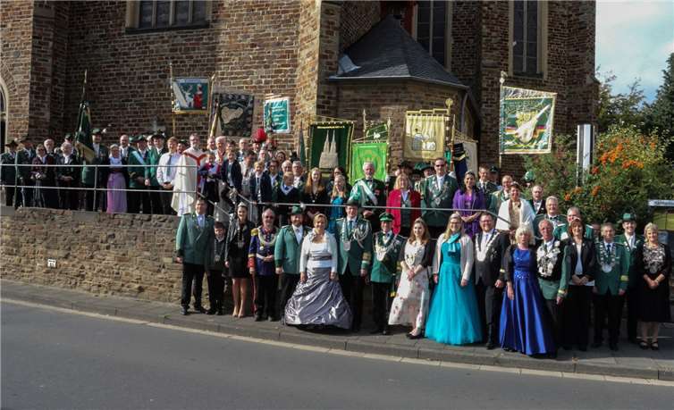 Nach der Messfeier stellten sich die Gäste zum Gruppenfoto vor der Kirche auf.