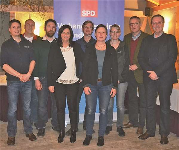 Vorsitzender Bernd Schemmer bestätigt Nach der Mitgliederversammlung präsentierte sich der neue Vorstand mit dem Vorsitzenden Bernd Schemmer (Zweiter von rechts) sowie Bürgermeister Fred Pretz (Zweiter von links).privat