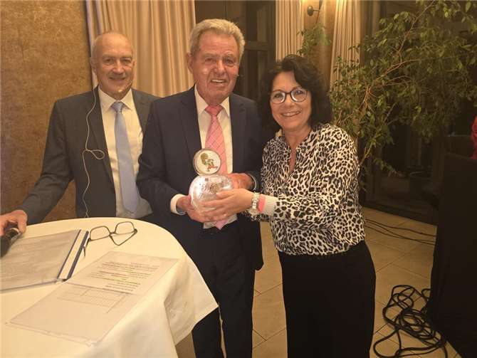 Geburtstag wurde zum Galadinner Nach der Neuwahl vor zwei Jahren wurde der scheidende Vorstand, Karl Heinz Joisten, Heinz Gammel und der im Frühjahr verstorbene Wolfgang Pickel zum Ehrenvorstand ernannt.