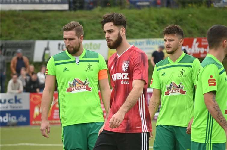 Nach der Niederlage gegen den TuS Mayen (in der Mitte Tim Gilles) sieht die SG Eintracht Mendig/Bell (li. André Marx, re. Milan Rawert) schwierigen Zeiten entgegen.Fotos: SK