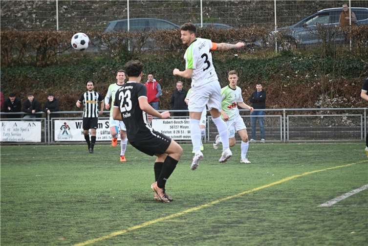 Nach der Niederlage im Derby beim TuS Mayen steht die Mannschaft um Kapitän Milan Rawert im Heimspiel gegen die SG 2000 Mülheim-Kärlich II gehörig unter Druck.  Foto: SK