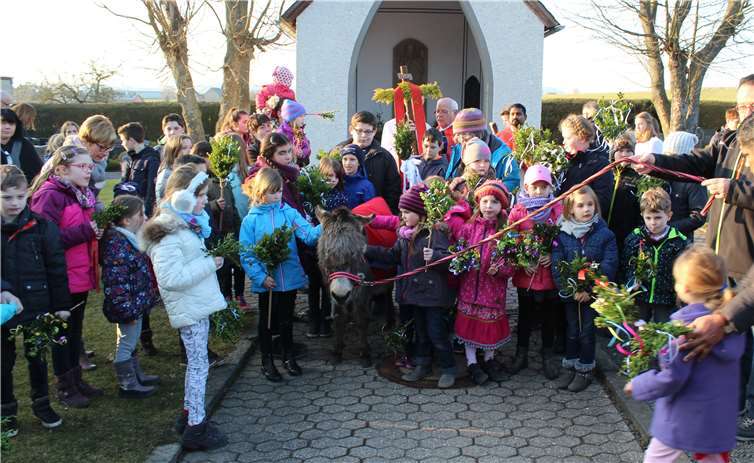 Nach der Palmweihe zieht die Prozession, angeführt von Esel Jockel, vom Friedhof zur Kirche.  privat