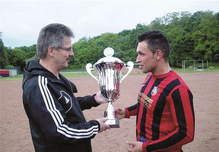 Nach der Partie bekam Christian Steinbach für die Goldgrube von Staffelleiter Josef Gliedner den Meisterpokal überreicht.TH