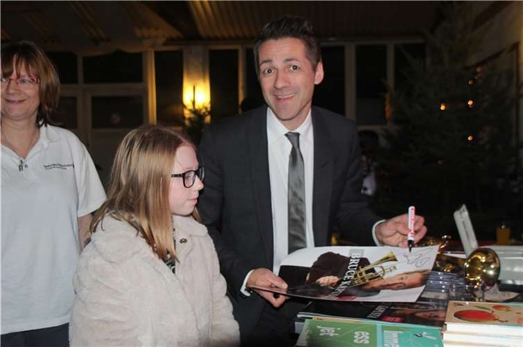 Nach der Pause ergatterten ein paar Fans Autogramme, hier die 12-jährige Leonie.