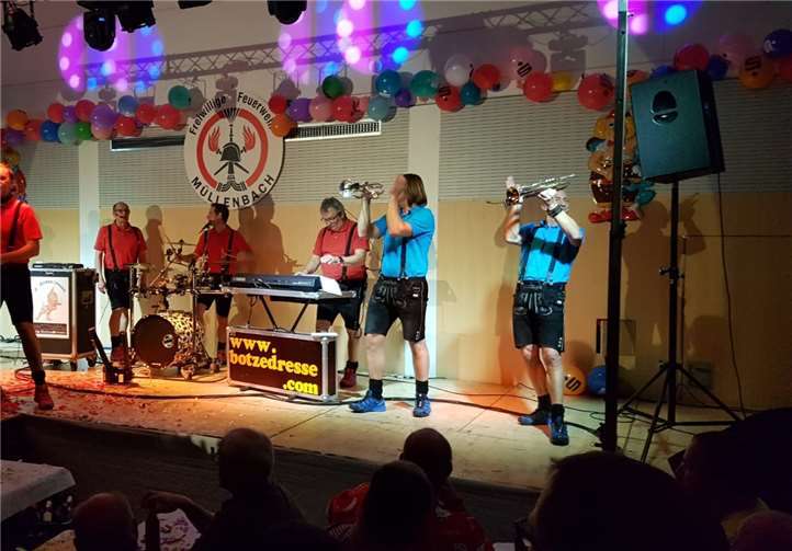 Nach der Pause heizten die Schlappkappen aus Hönningen die Halle noch mal richtig ein.