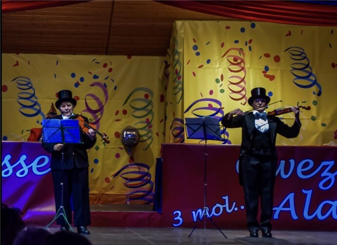 Nach der Pause sorgte das Mutter-Tochter-Duo Gisela Fülbier und Silke Doll mit Ihrem Vortrag „Geigenkonzert“ für Lacher.