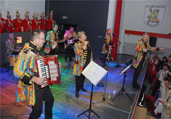 Nach der Pause und dem Essen brachte die Hausband „Zweiter Frühling“ die Partygäste wieder in Schwung.