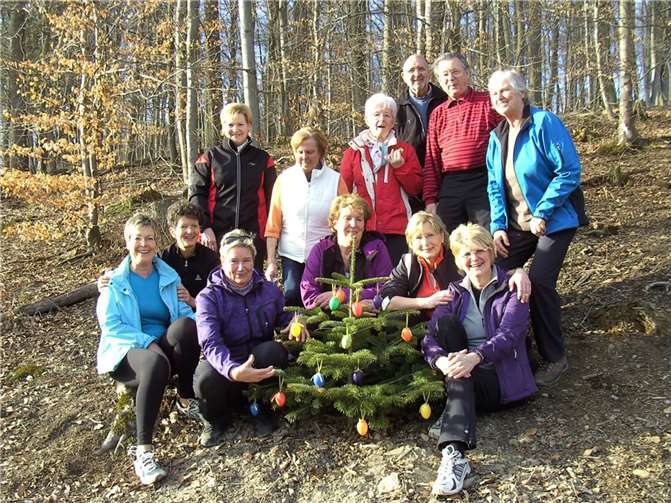Nach der Pflanzung erhielt das Bäumchen erstmals im Jahr 2006 den Osterschmuck.  Fotos: TVV