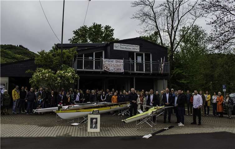 Nach der Platzwidmung und den Bootstaufen stellen sich alle zu einem gemeinsamen Foto. Ein Teil der Ehrengäste in der ersten Reihe (v.l.n.r.) Kreisbeigeordnete Bernd Schuwerack , Staatssekretärin Heike Raab, RG-Vorsitzender Klaus Bischof, Ortsbürgermeister Hans-Josef Bleser, Bürgermeister der VG Wolfgang Lambertz, MDL Benedikt Oster und Nachbar und Biergartenpächter Tobias Geil. Foto: Felix Diederichs