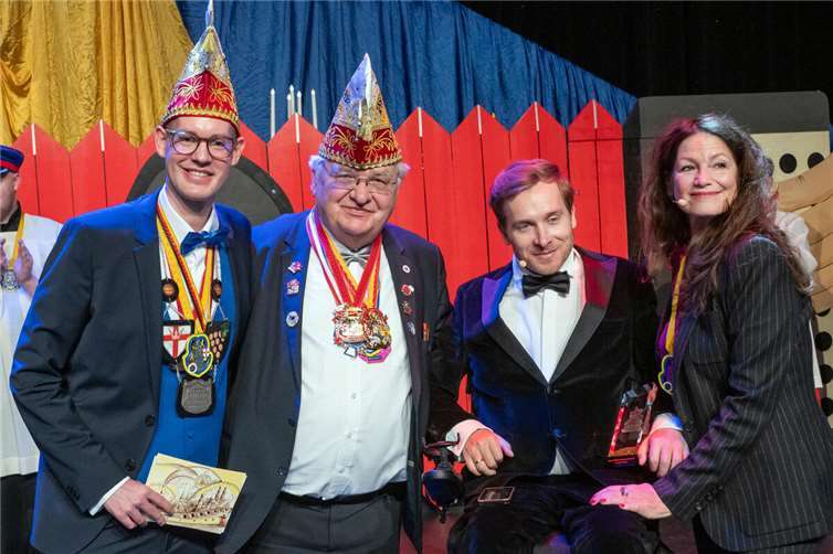 Nach der Preisverleihung v.li.: Felix Leßmeister, Heinz-Peter Mertens, Samuel Koch, Sabine Vitua.