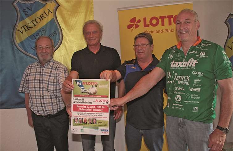 Nach der Pressekonferenz präsentierte man das offizielle Plakat (v.li).: Herman Josef Ganser, Lotto-Elf Organisator, Hans Peter Briegel von der Lotto-Elf Mannschaft, Edmund Hoffmann, 1. Vors. des SV Viktoria Weitersburg und Fred Pretz, Schirmherr der Veranstaltung.-AND-