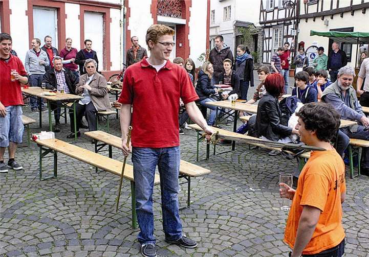 Nach der Prüfung wurden die neuen Mitglieder mit „Ritterschlag“ in den Verein aufgenommen.