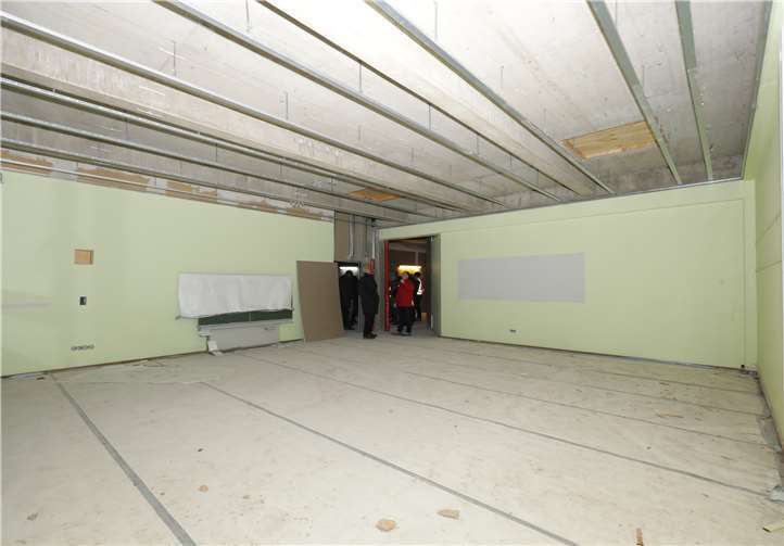 Nach der Sanierung entsteht hier ein großer, heller Klassenraum.