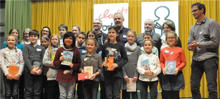 Nach der Siegerehrung durften sich alle Teilnehmer ein Buch aus der Bühnendekoration aussuchen.privat