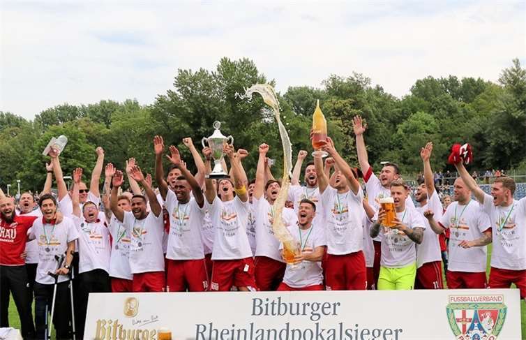 Nach der Siegerehrung feierte die Mannschaft den Pokalerfolg. TH
