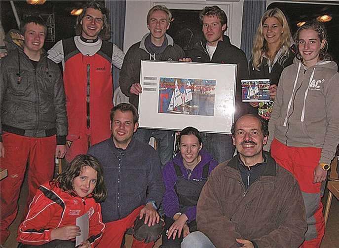 Nach der Siegerehrung - (hinten Mitte) Sören Dersch und Konstantin Mehl mit dem Wanderpreis.privat