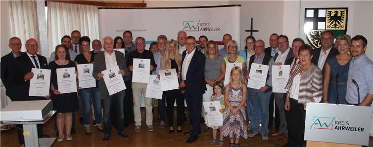 Nach der Siegerehrung stellten sich alle Preisträger zum gemeinsamen Gruppenbild. DU