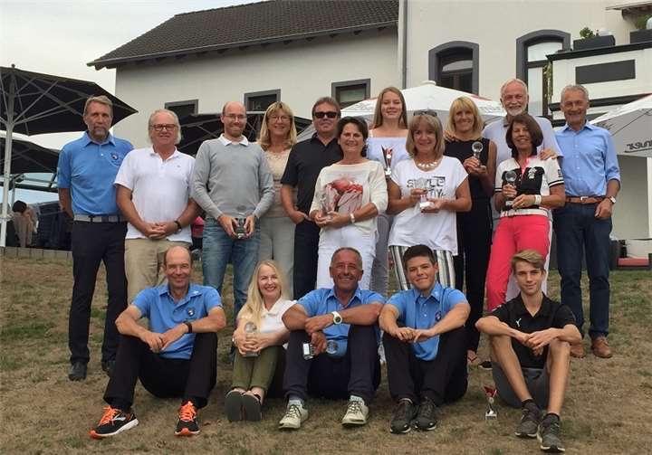 Nach der Siegerehrung stellten sich die erfolgreichen Golferinnen und Golfermit Turnierleitung und Vereinsspitze  zum Erinnerungsfoto. Foto: Privat