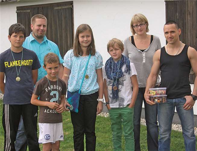 Nach der Siegerehrung: v.li.: Niklas Weiler, Brudermeister Christian Klein, Jannis Weber, Anna-Lena Heinrichs, Max Bruch, Jungschützenmeisterin Anne Klein und Ingo Winterscheid. privat