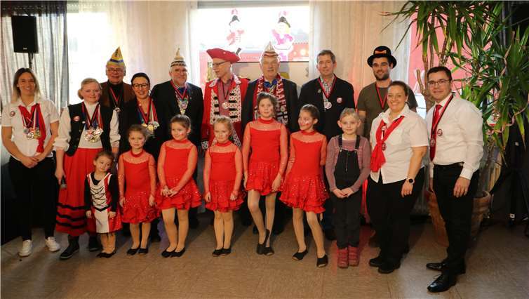 Nach der Spendenübergabe v.l.h.: Stv. Bürgermeister Claus Wehage, Vizelandrätin Silke Josten-Schneider, stv. Bürgermeister „Kalle Kerstholt, Dr. Georg Wilmers, Bürgermeister Stefan Raetz, Ratsherr Georg Schragen, Löschgruppenführer Neukirchen Markus Nolden, Tanzgruppe „Kleine und Große Sürsche Jecke 2017 e.V.“ flankiert vom Vorstand und Beisitzer v.l.: Nadine Thomm, Kerstin Brämm, Katja Gernhardt, Ralf Böhmer. Fotos: Ralf Böhmer