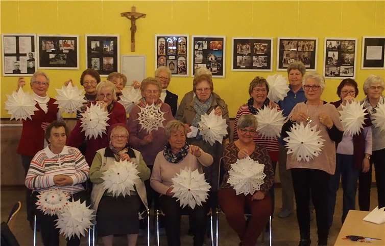 Nach der Stärkung mit Kaffee und Kuchen wurden Weihnachtssterne gebastelt.  privat