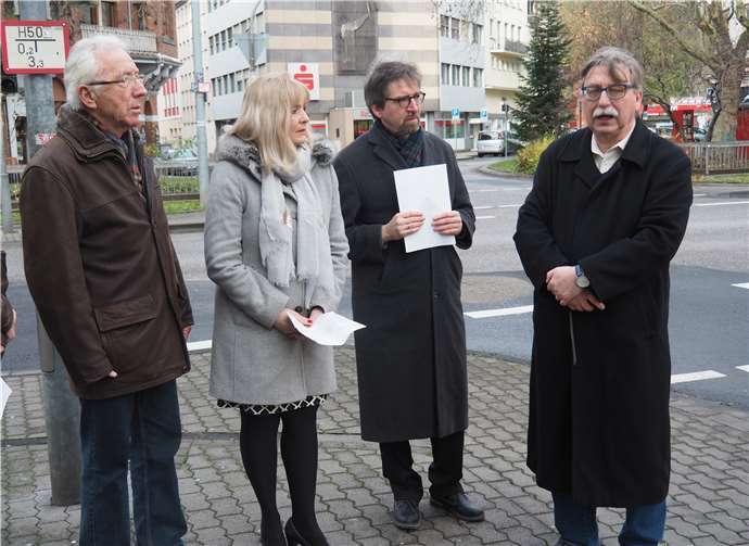 Nach der Stolpersteinverlegung Peter Wings, Dr. Margit Theis-Scholz, Hans Peter Kreutz und Joachim Hennig. -HH-