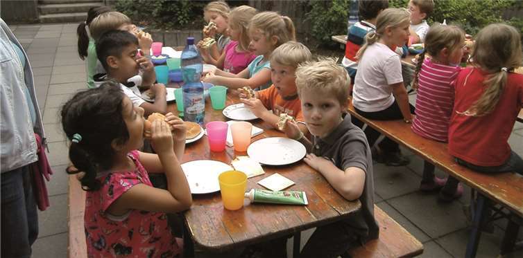 Nach der Tauschrallye ließen die Kinder es sich schmecken. privat