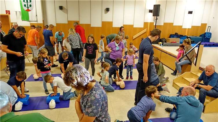 Nach der Theorie die Praxis. Kinder und Erwachsene üben die Reanimation und die Anwendung des AED. Foto: privat