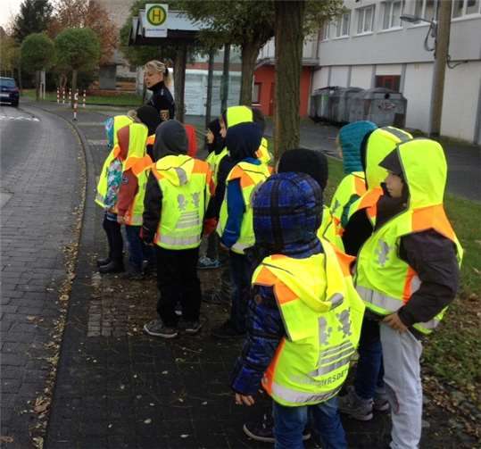Nach der Theorie durften alle Kinder im Straßenverkehr unter der Aufsicht der Verkehrssicherheitsberaterin das Gelernte umsetzen.privat