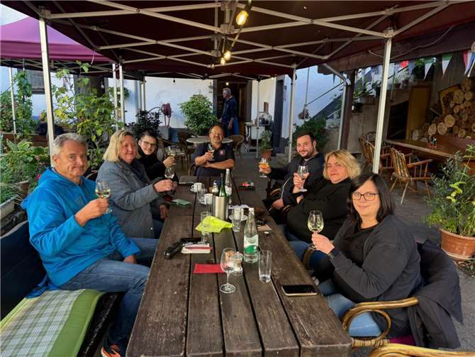 Nach der Tour begab sich die Gruppe in ein Weingut um sich bei leckerem Essen und Wein zu stärken.  Foto: Horst Klee