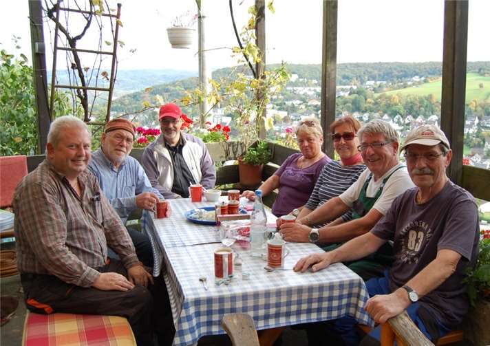 Nach der Traubenernte ist gut ruhen. Die Schäferhütte mitten im Versuchsweinberg ist dafür der passende Platz.  FA