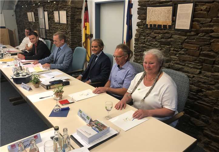 Nach der Übergabe der Ernennungsurkunden nahmen die neue Beigeordneten erstmals neben dem Bürgermeister Platz.