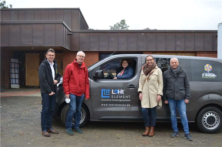 Nach der Übergabe ließen sich (von rechts) Ralf Hagedorn und Stefanie Träger sowie (links) Klaus Roth von (Mitte) Richard Stahl und Christiane Böttcher auch die geflutete Kita an der Ahr zeigen, in die wieder Leben einziehen soll. Foto: E.T. Müller