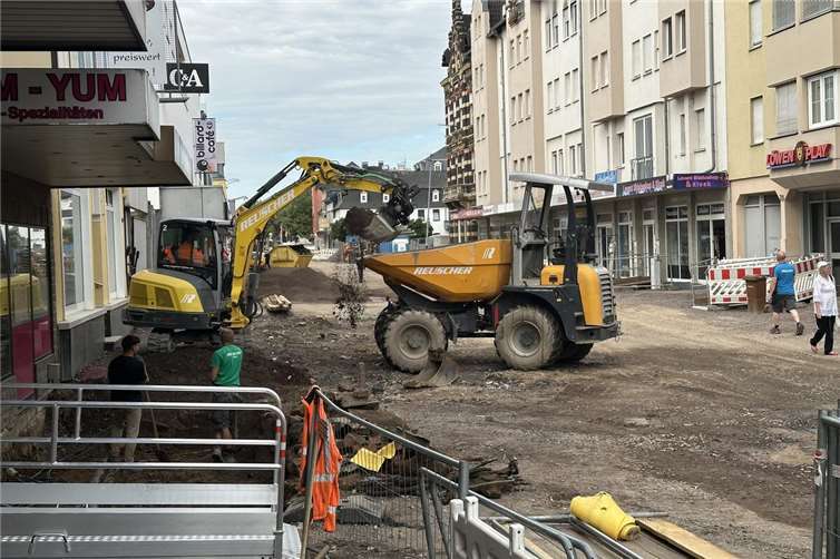 Nach der Übernahme der zwischenzeitlich insolventen Baufirma werden die Leitungsbauarbeiten mit Saugbagger unterstützt, wodurch die Leitungen noch schneller freigelegt werden können.Fotos: Ulf Steffenfauseweh 