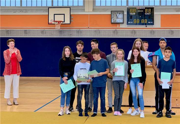 Nach der Überreichung der Ehrenurkunden durch die Schulleiterin Linda Pfannschmidt wurden dann die Jahrgangs- sowie Schulbesten geehrt.Fotos: privat