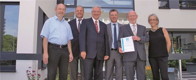 Nach der Überreichung der Urkunde hatten alle Grund zur Freude (v. l.): Joachim Deboeser (Klimaschutz in Koblenz), Werner Höffling (FS Immobilien GmbH), Oberbürgermeister Prof. Dr. Joachim Hofmann-Göttig, Bernd Wieczorek (1.Vorsitzender Klimaschutz in Koblenz), Lothar Böttcher (Bauherrenvertreter für die FS Immobilien GmbH) und Prof. Ulrike Kirchner (Mitglied des Vorstands Klimaschutz in Koblenz). US