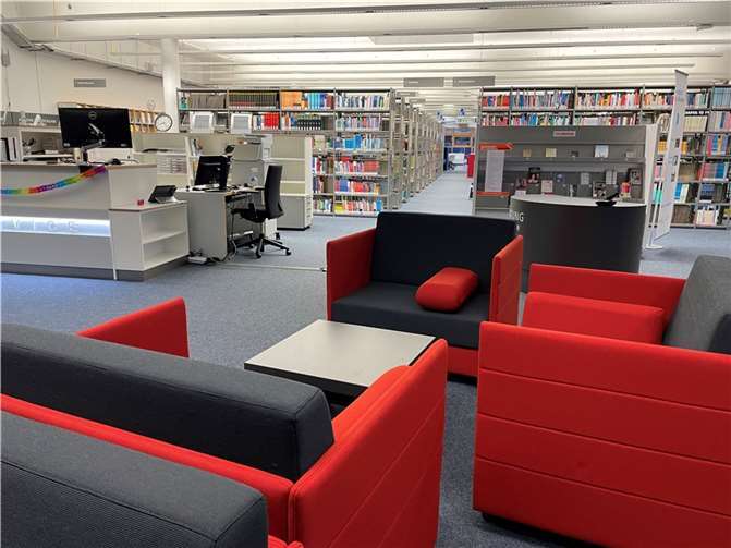 „Nach der Umgestaltung präsentiert sich die Bibliothek schöner und moderner“, sagte Alexander Verleger, der die Abteilungsbibliothek in Rheinbach leitet.  Fotos: H-BRS/Daniele Greulich