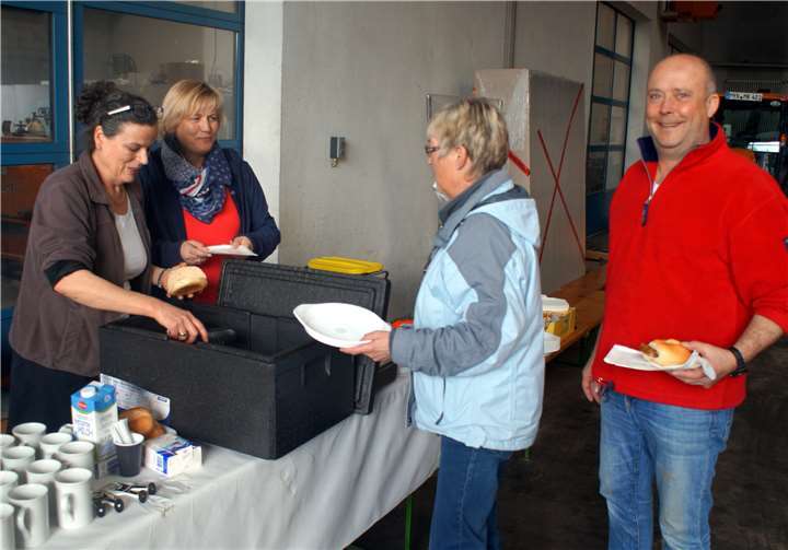 Nach der Umweltsäuberung gab es für alle Helferinnen und Helfer einen Mittags-Imbiss.