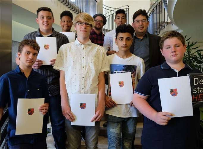 Nach der Urkundenübergabe (vorne, v.l.): Justus Sartorius, Damian Heck,Hannan Rash und Tim Muscheid; (hinten, von links): Jannik Eich, Elias Bergen,Jonas Kern, Daniel Velichkovski und Bürgermeister Michael Mang. Stadt Neuwied