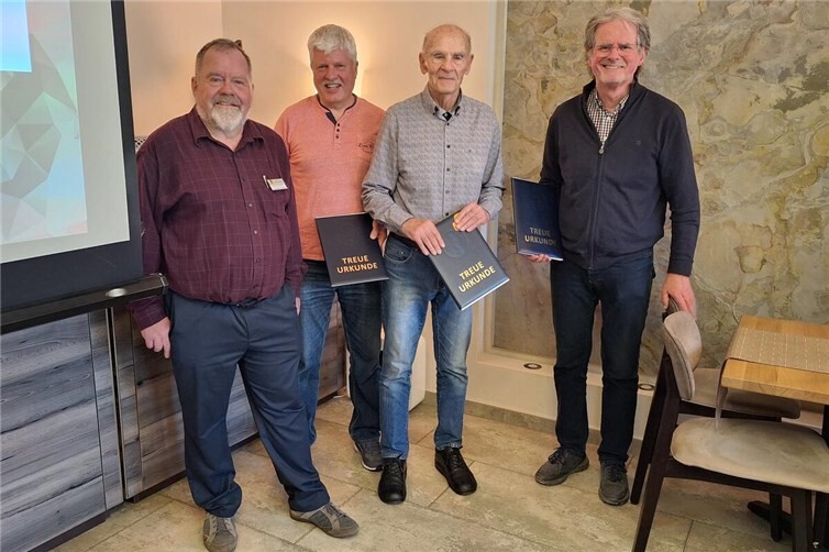 Nach der Urkundenverleihung (v.l.n.r) FK a.D. Ulf Neelsen, Michael Wilke, Wilfried Treffer und Werner Kathe.