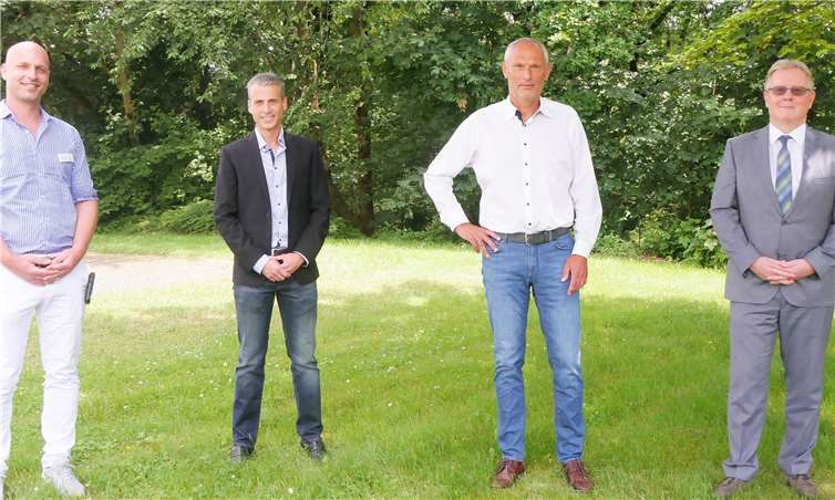 Nach der Verabschiedung: Dr. Tobias Greiner (neuer Chefarzt am VBK in der Fachabteilung Orthopädie und Unfallchirurgie – vorher nur Remagen) v.li.n.re., Dr. Temur Parulava (neuer Chefarzt am VBK in der Fachabteilung Allgemein- und Viszeralchirurgie – vorher nur Remagen), Dr. Dieter Altmann (bisheriger Chefarzt Chirurgie in Linz) und André Tillmann Geschäftsführer des VBK. Foto: privat