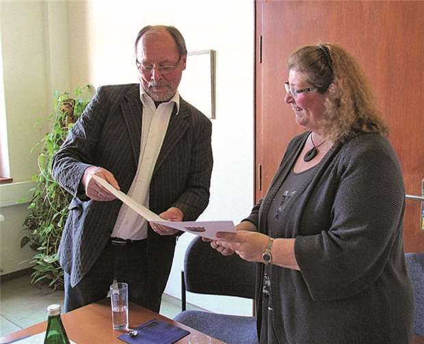 Nach der Vereidigung übergab Helmut Brenner die Ernennungsurkunde an Isabell Krupp.