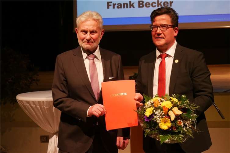 Nach der Vereidigung von Verbandsbürgermeister Frank Becker (rechts) durch den Beigeordneten Achim Pohlen.