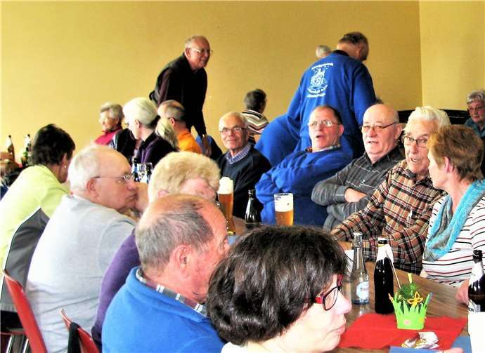 Nach der Vereinswanderung am 1. Mai sitzen die Vereinsmitglieder stets im Gemeindezentrum Ebernhahn bei Speis und Trank gemütlich beisammen.
