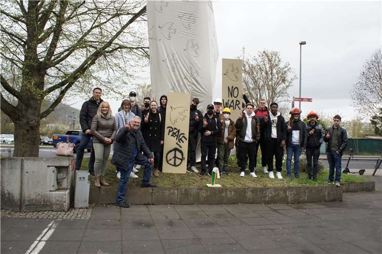 Nach der Verhüllung zeigen sich Schulleitung und Vertreter der Stadt Koblenz solidarisch mit der Aktion für den Frieden. V.li. Jürgen Karbach, Leiter des Kultur- und Schulverwaltungsamts, Kultur-und Schuldezernentin Frau Dr. Margit Theis-Scholz, Oberstudiendirektorin Isabelle Nieder-Raspiller, Leiterin der Carl-Benz Schule, unten Walter Baum, Kunstlehrer des Beruflichen Gymnasiums. Fotos: privat