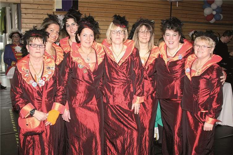 Nach der Verleihung „Goldenes Herz“ umgaben Melanie Koch (4.v.l.) immer Mitglieder der „Herzblättchen“.DL