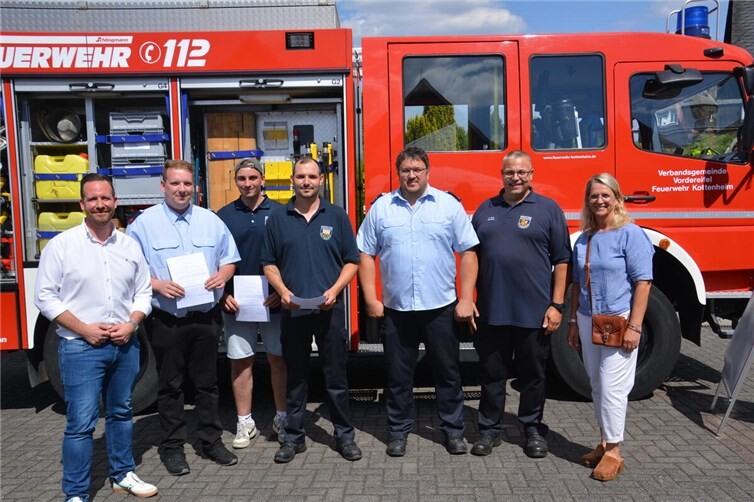 Nach der Verpflichtung der „Neuen Mitglieder v. l.n.r.: Verbandsbürgermeister Timo Kanzinger, Paul Nell, Lucas Rademacher, Stephan Ackermann, Stv. Wehrführer Tobias Nauert, Wehrleiter Udo Mohr, Ortsbürgermeisterin Corina Behrendt.