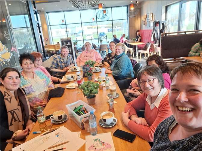 Nach der Verteilaktion kamen die Sozialdemokratinnen mit einigen Gästen zum Kaffee zusammen und feierten den Weltfrauentag, den die Sozialdemokratin Clara Zetkin 1911 initiierte, um das Frauenwahlrecht zu erstreiten. Quelle: SPD Swisttal