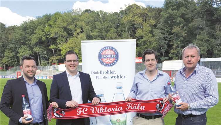 Nach der Vertragsunterzeichnung: Sascha Vrzogic (v.li.n.re.), David Schilling, Axel Freisewinkel und Eric Bock. privat